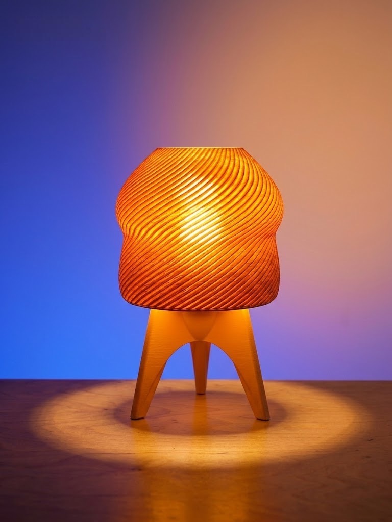 Lampara Lina en ambiente interior con la luz encendida.