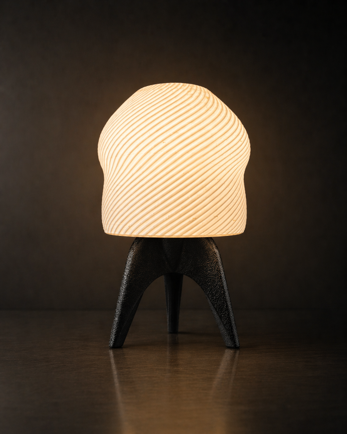 Lampara Mood de mesa con la luz encendida.