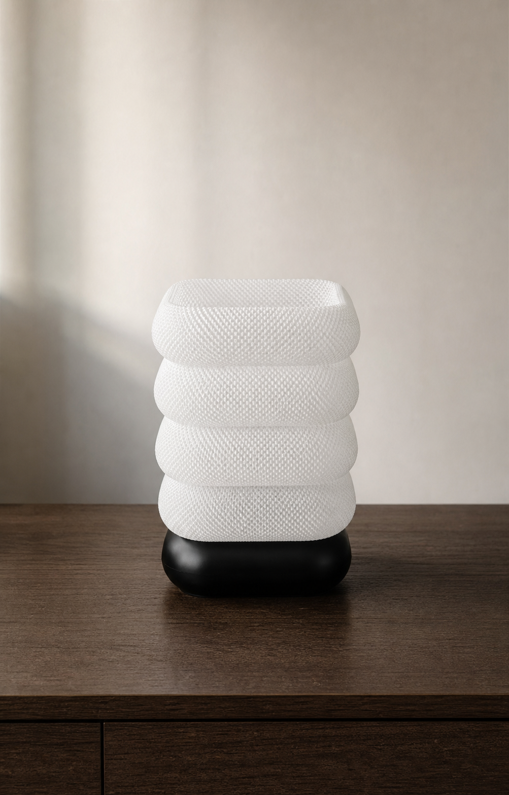 Lampara Numa de mesa con la luz apagada.