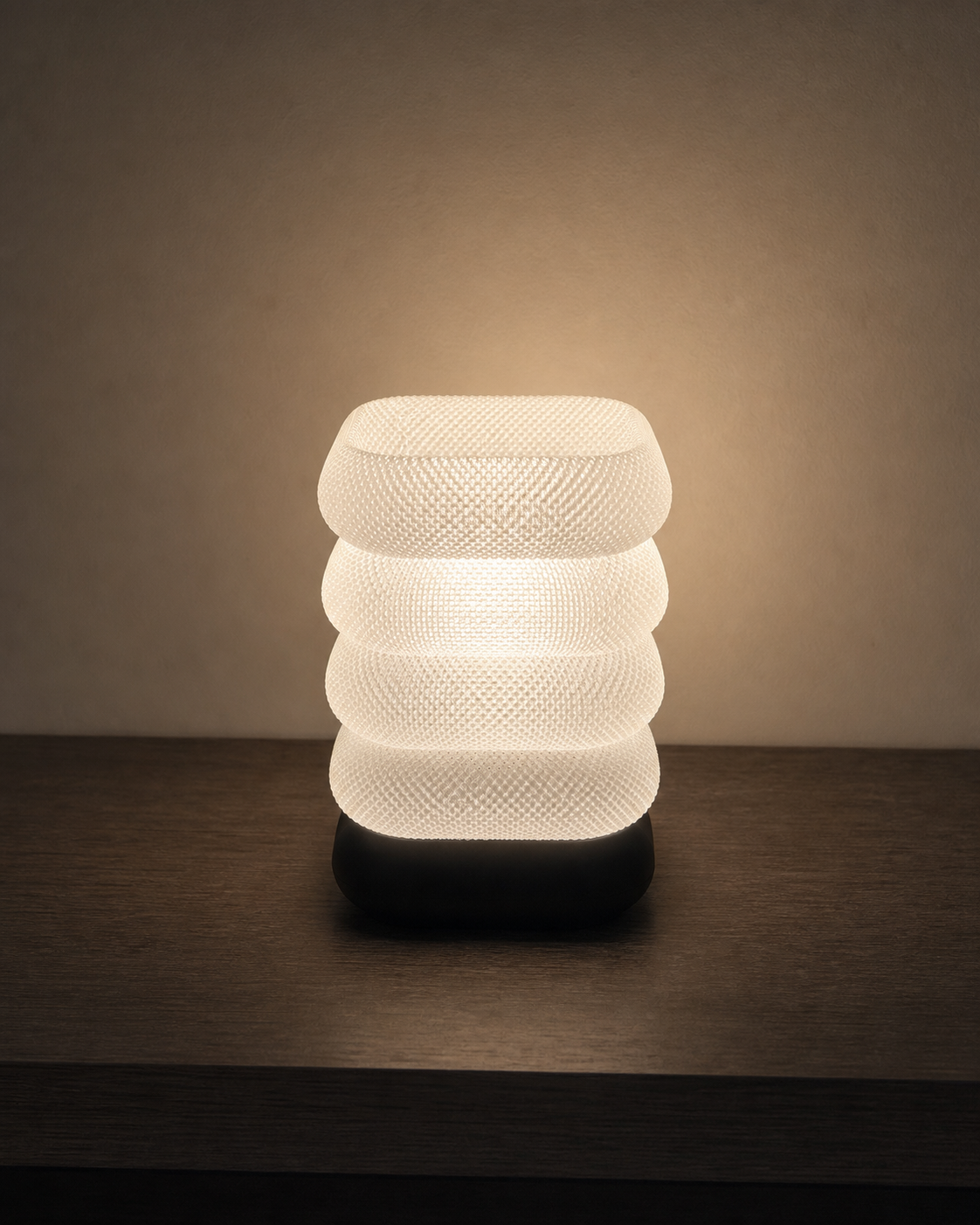 Lampara Numa de mesa con la luz encendida.