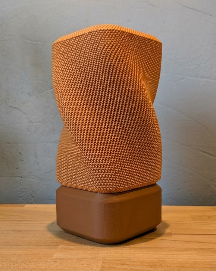 Lampara Woodhood de mesa con la luz apagada.