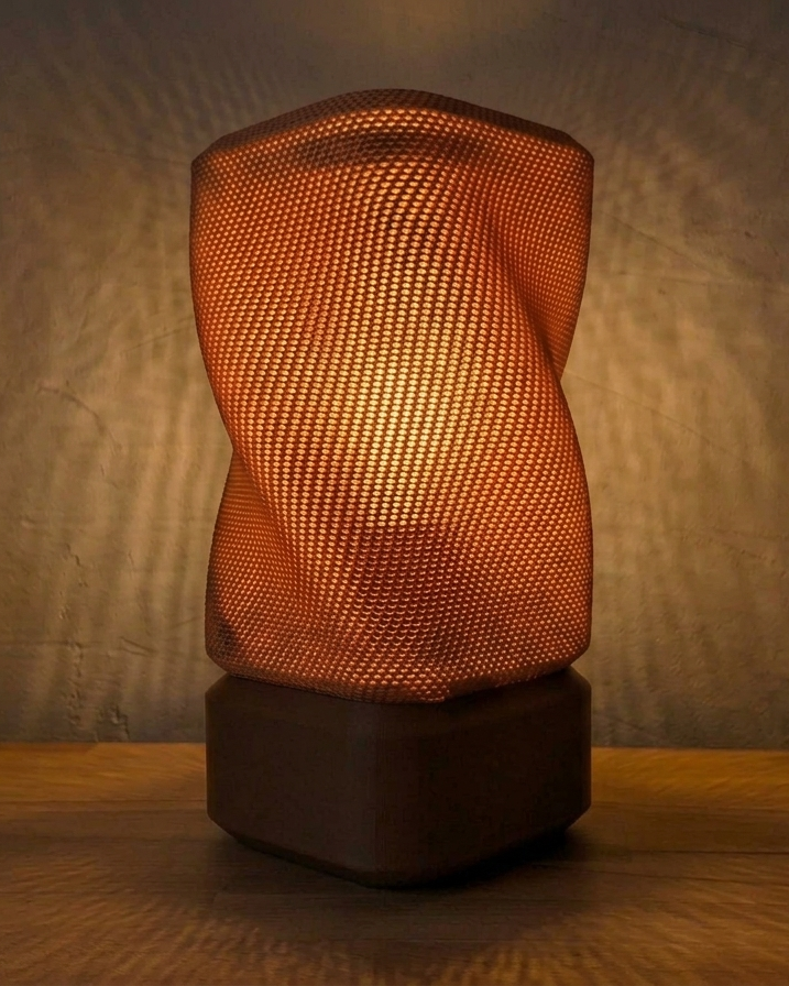 Lampara Woodhood de mesa con la luz encendida.
